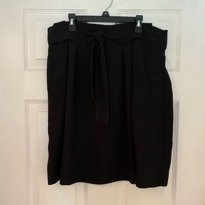 Black pleated skirt. Tie waist. Pockets!